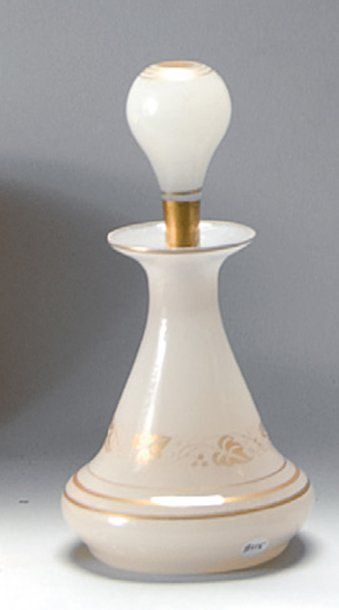 CARRERE - «Signature» - (1945) Flacon en verre opalin blanc lacté dans le pur style...