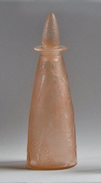 D'ORSAY - «Poésie» - (1913) Elégant flacon en verre pressé moulé de section cylindrique,...