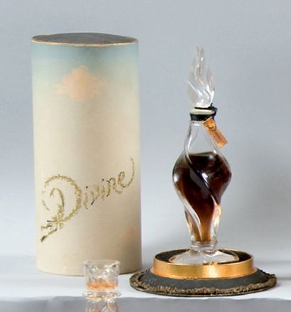 D'ORSAY - «Divine» - (1946) Présenté dans son coffret cylindre en carton gainé de...