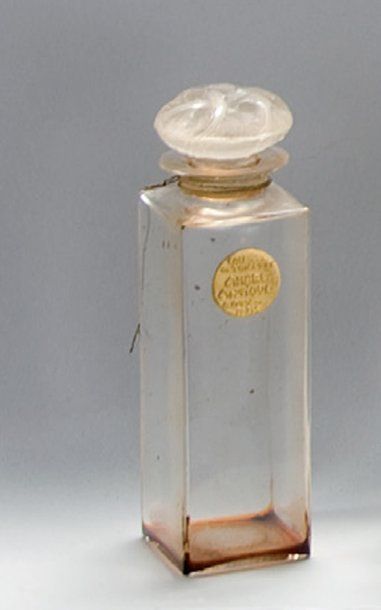 COTY - «Ambre Antique» - (1908) Flacon en verre incolore pressé moulé de section...