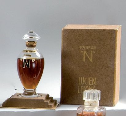 LUCIEN LELONG - «N» - (1937) Présenté dans son coffret cubique en carton gainé de...