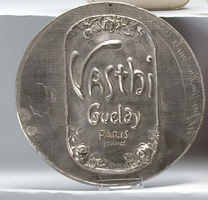 GUELDY - «Vasthi» - (années 1920) Très belle plaque en métal blanc de l'imprimeur...
