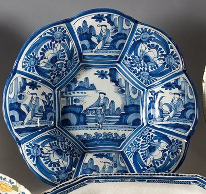 null Beau plat à huit pans en camaïeu bleu à décor de chinois et fleurs. Hanau, fin...