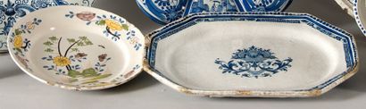 null Lot de deux plats à motifs floraux. Delft, XVIIIe siècle. (Éclats et restaurations)....