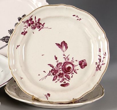 null Assiette ronde à décor de roses et brindilles. Roanne, XVIIIe siècle. D : 22...
