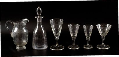 null Service de verres de style XVIIIe siècle, composé de : 12 verres à eaux, 12...