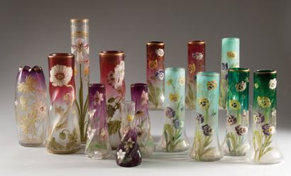null Deux vases cylindriques à ouverture resserrée et festonnée, en verre transparent,...