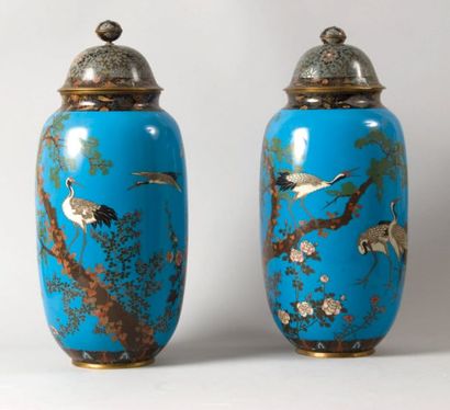 null Paire de vases couverts en émail cloisonné turquoise à décor de grues et roses...