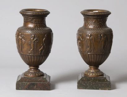 null Paire de vases en bronze patiné de forme antique à décor de frises de personnages...