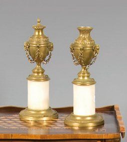 null Paire de cassolettes en marbre et bronze doré en forme d'urne orné de tête de...
