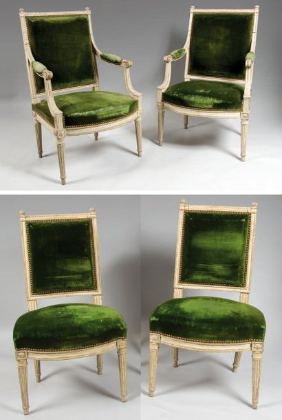 null Salon composé d'une paire de fauteuils et de deux chaises en bois mouluré rechampi...