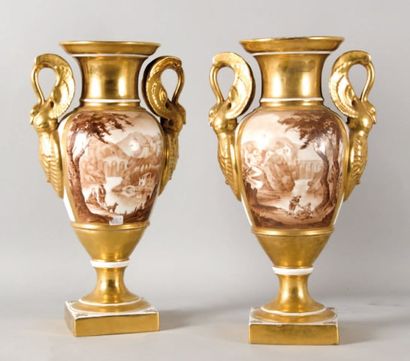 null Paire de vases en porcelaine dorée de style Restauration à anses cygnes, réserves...