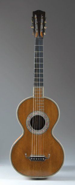 null Guitare portant l'étiquette « LACOTE » 16 frettes. Longueur : 43 cm. Largeur...