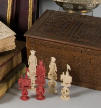 null Boite de jeu d'échec en ivoire et ivoire teinté rouge travail de Canton du XIXe...