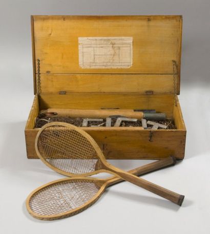 null Caisse de tennis en bois comprenant filet, poteaux et deux raquettes. Circa...