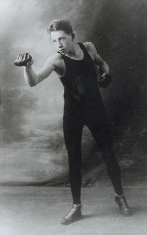 null Photo originale d'un jeune boxeur vers 1900. Dim. 29 x 46 cm. Encadrée sous...