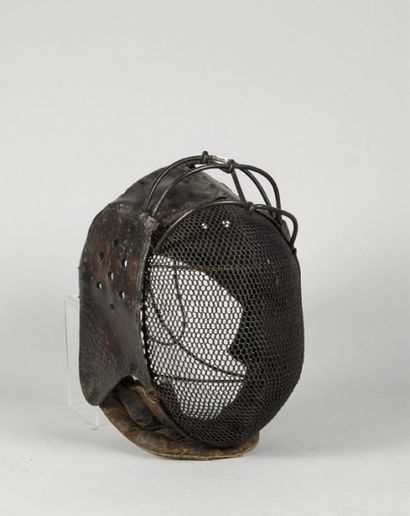 null Exceptionnel masque de sabre. En cuir. Vers 1850. Bon état. Rare.