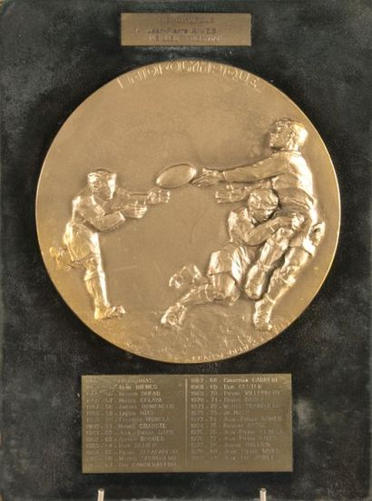 null Trophée du Meilleur Rugbyman de la saison 1981/82 décerné à Jean-Pierre Rives...