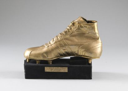 null Trophée du Soulier d'or 1977 décerné à Jean-Pierre Rives pour son titre de meilleur...