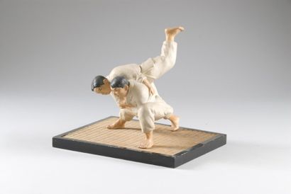 null Judo. Intéressante sculpture en faÔence 'La prise'. Circa 1950. Provenance Japon....
