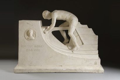 null Exceptionnelle sculpture en plâtre du coureur Gustave Ganay (1892-1926). Il...