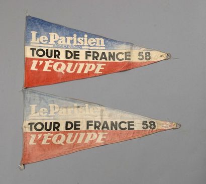 null Ensemble de 2 fanions de voiture pour le Tour de France 1958 ayant vu la victoire...