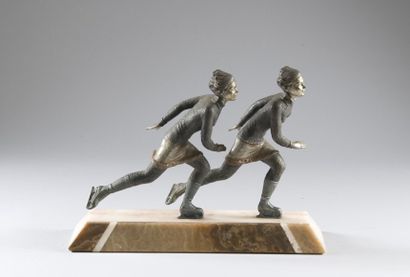 null Sculpture en régule sur socle marbre 'Le duo de patineuses'. Vers 1920. D'après...