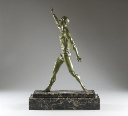 null Sculpture en bronze 'Le sportif saluant'. Circa 1930. Patine verte sur double...