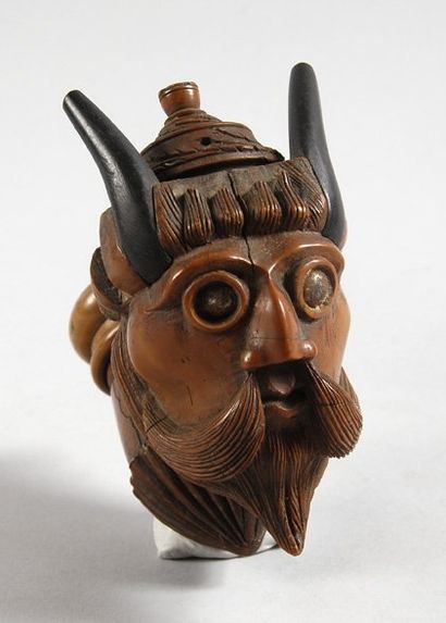 null Pipe en noix de Corozo sculptées représentant un visage grotesque avec des cornes....