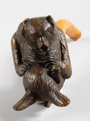null Pipe en bois sculpté représentant un ours fumant la pipe. Travail de la forêt...