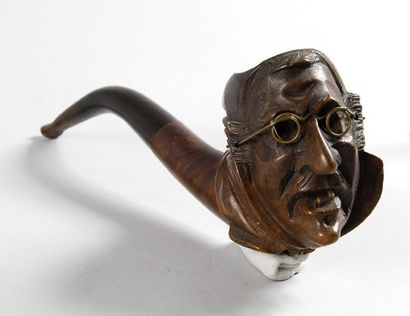 null Amusante pipe en bruyère sculptée représentant un personnage aux lunettes (laiton)...