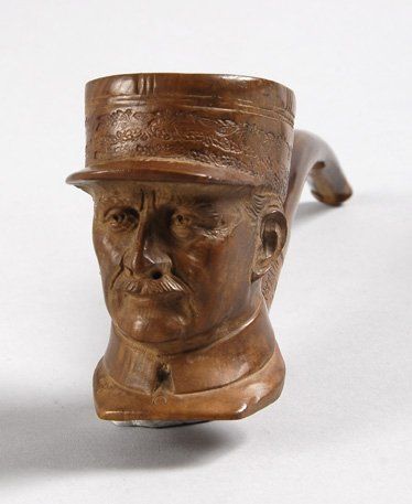 null Pipe en bruyère sculptée représentant le maréchal Pétain. Tuyau courbe en corne....
