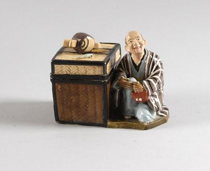 null Pot à tabac en céramique représentant un musicien japonais. Japon, années 30....