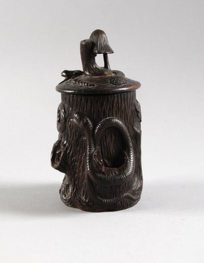 null Amusant pot à tabac en bois sculpté représentant un tronc décor d'animaux serpent,...