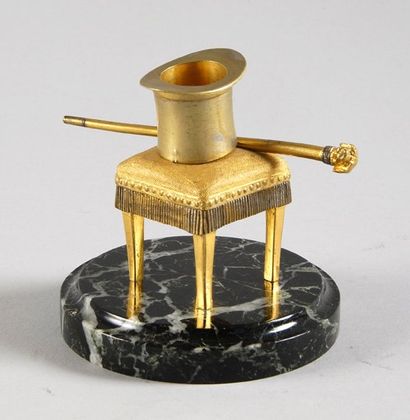 null Pyrogène de table en bronze doré représentant un haut-de-forme et une canne...
