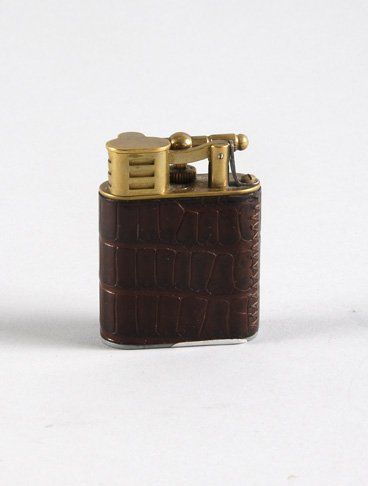 null Briquet torche Dunhill "sports" en laiton et gainage crocodile. Circa 1990....