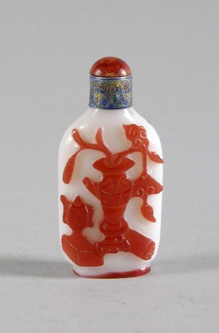 null Tabatière en verre "overlay" rouge représentant des objets taoïstes et vases...