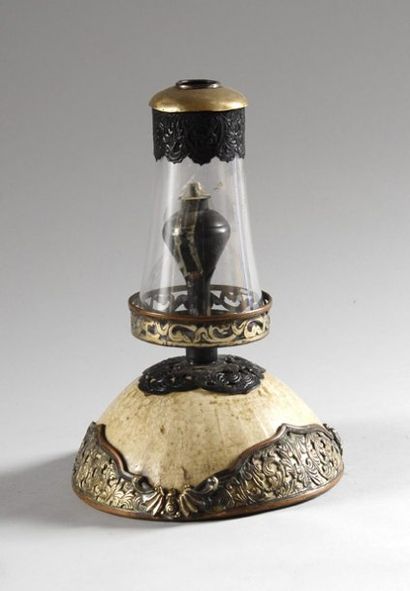 null Belle et curieuse lampe à opium constitué à partir d'un bol à glaçure. Monture...