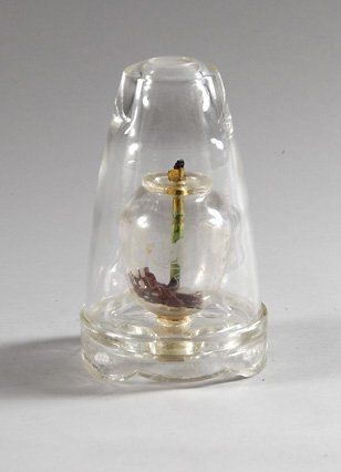 null Belle lampe à opium en verre. Beau bulbe gravé à motifs de raisins. Complète....