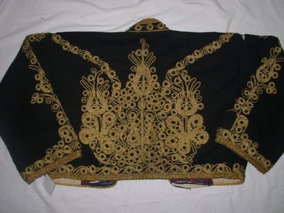 null Veste brodée ottomane, Balkans vers 1900, serge de laine noire, decor fl oral...