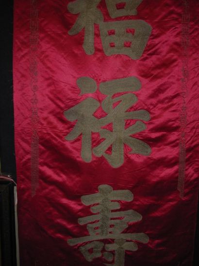 null Bannière mortuaire, Chine vers 1900, satin rouge brode en couchure d'ideogrammes...
