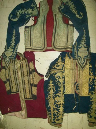 null Ensemble de cinq gilets brodés, Empire ottoman fin XIXe siècle, drap de laine...