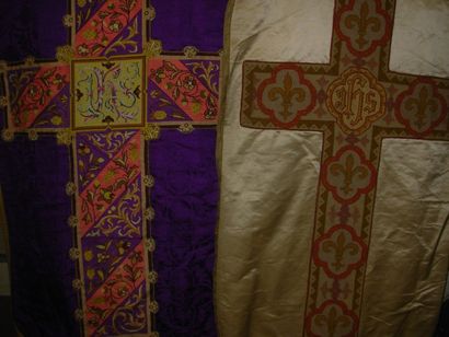 null Deux ornements liturgiques, début XXe siècle, l'un complet de damas violet ;...