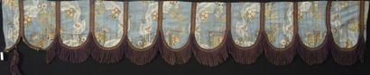 null Trois lambrequins, seconde moitié du XIXe siècle, dans un brocart Louis XV lame...