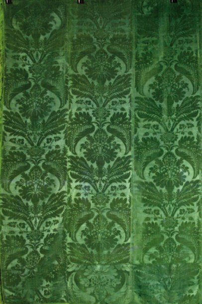 null Tapis de table en damas vert émeraude, XVIIIe siècle, soie, a decor d'un grand...