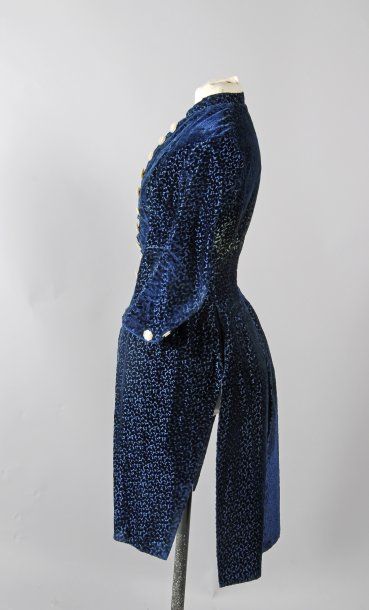null Corsage de robe à basques, vers 1870, en velours miniature bleu seme de palmettes...