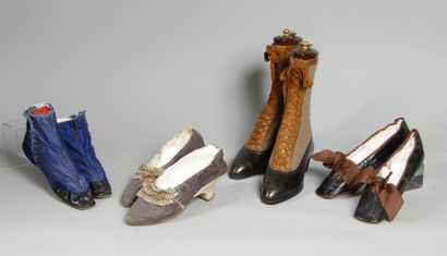null Paire de chaussures de dame, milieu XIXe siècle, en cuir a bouts carres, ganses...