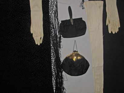 null Réunion d'accessoires du costume féminin, vers 1920, deux sacs noirs a fermoirs...
