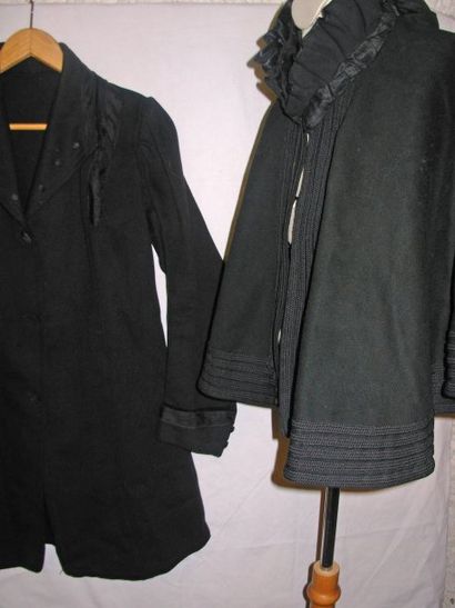 null Collet et manteau, vers 1910, en drap de laine noir soutache ; l'un a col montant...