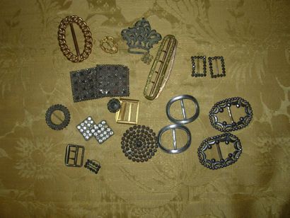 null Réunion d'accessoires du costume, XIXe-XXe siècle, dont 3 paires de boucles...